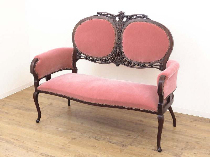 ヴィクトリアン様式の繊細なセティ　イギリスのアンティーク家具