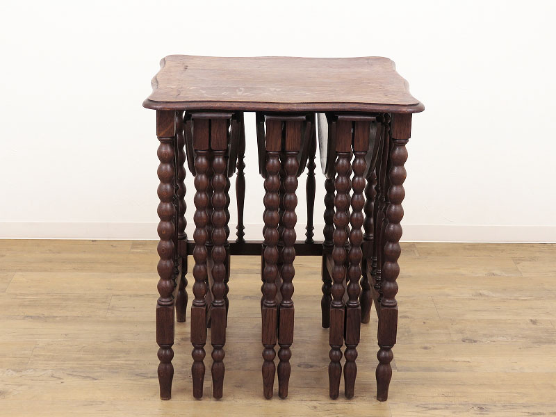 折畳み式丸テーブルが組み込まれたネストテーブル　フランスのアンティーク家具