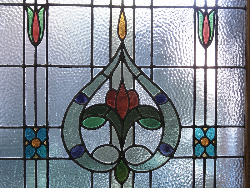 花のデザインがされたイギリスのアンティークステンドグラスの衝立 