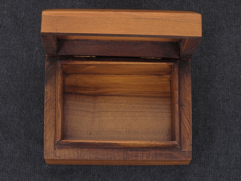 上質な作りの小さなアンティーク木箱（ボックス）　ベルギーのアンティーク雑貨
