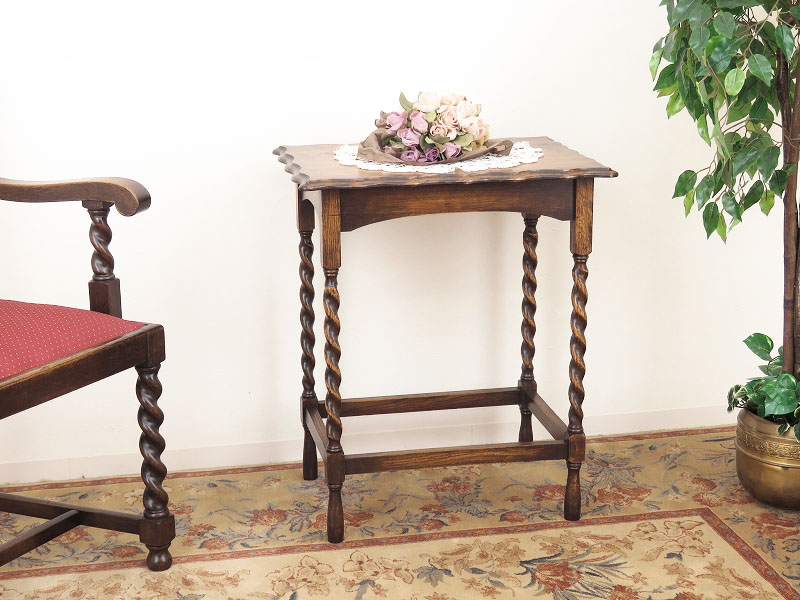 バーリーシュガーツイストのオケージョナルテーブル　イギリスのアンティーク家具