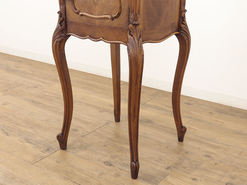 優雅なネコ脚のナイトテーブル　フランスのアンティーク家具（ ルイ１５世様式 ）