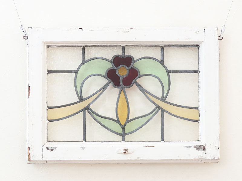 花とハート形のリボンがデザインされたイギリスの古いステンドグラス（5月01日） | アンティーク家具 販売・通販「アルヴェール」