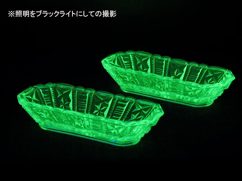 アンテイーク ウランガラス製の四角小物入れ ヴァセリン　ガラス　ブラックライト付 美しいカットが施されたウランガラスの小物入れ2個セット（ヴァセリン
